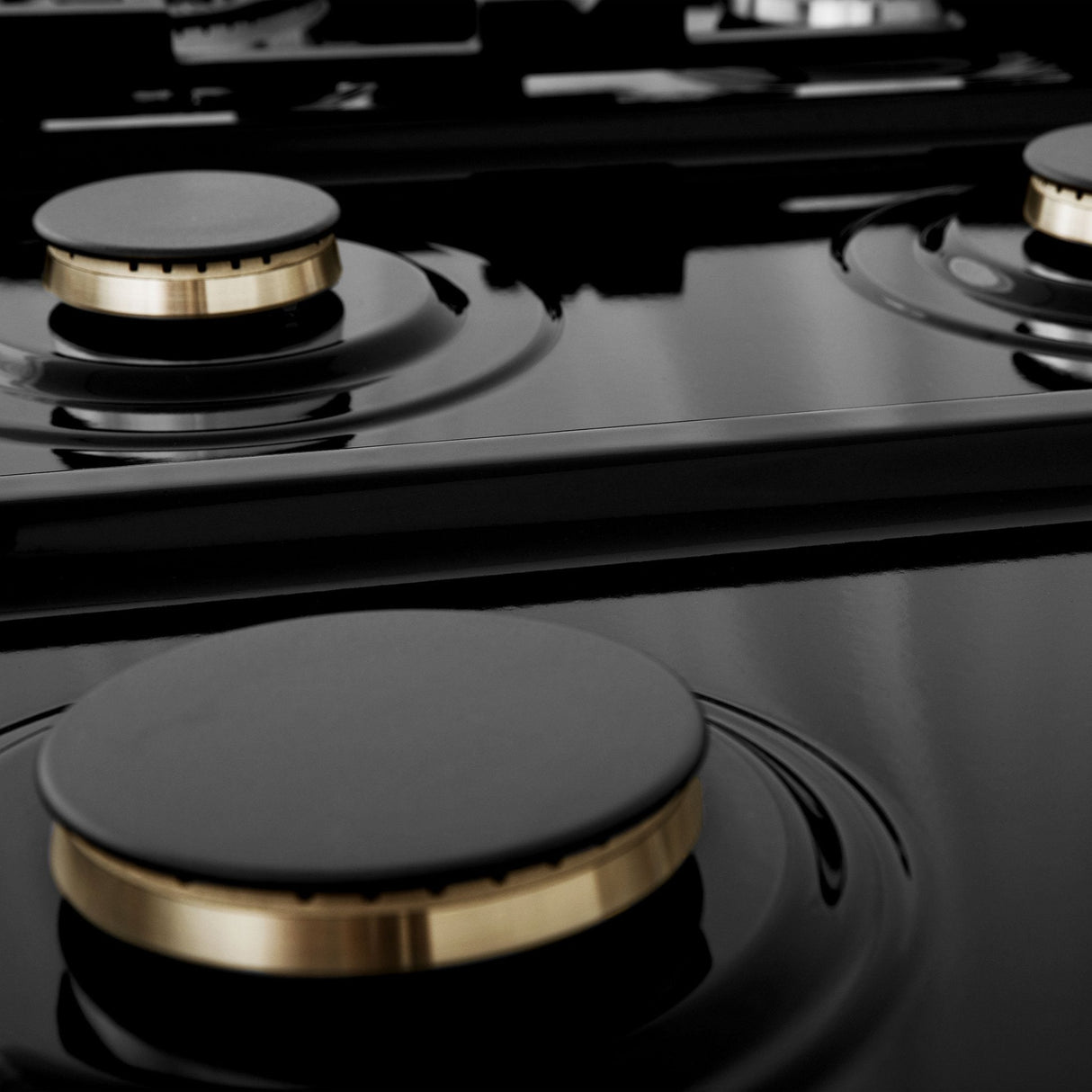 ZLINE Autograph Edition 36 in. Porcelain Rangetop with 6 Gas Burners in Stainless Steel with Polished Gold Accents (RTZ-36-G)